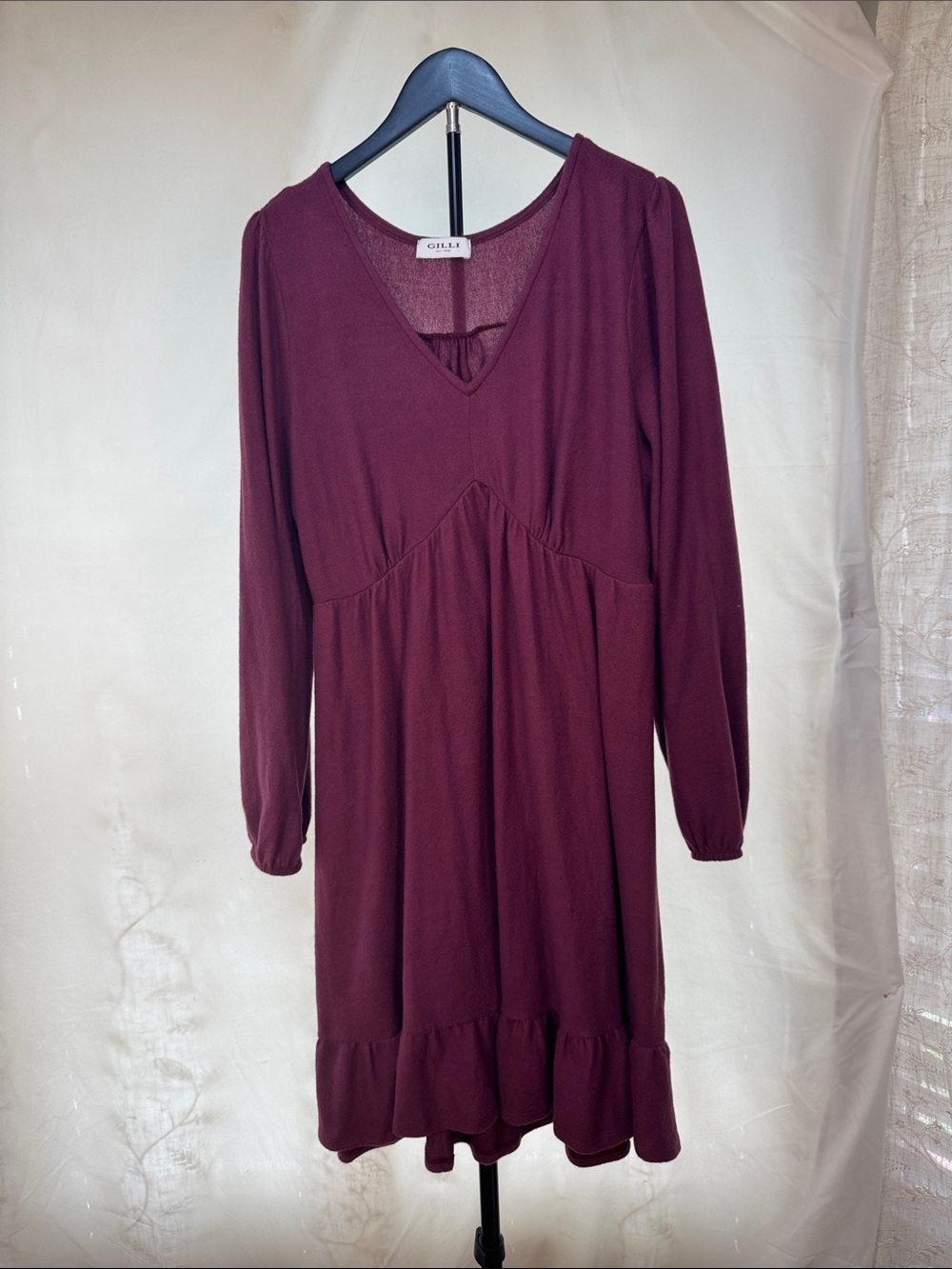 Gilli Long Sleeve V-Neck Ruffle Hem Dress in Burgundy